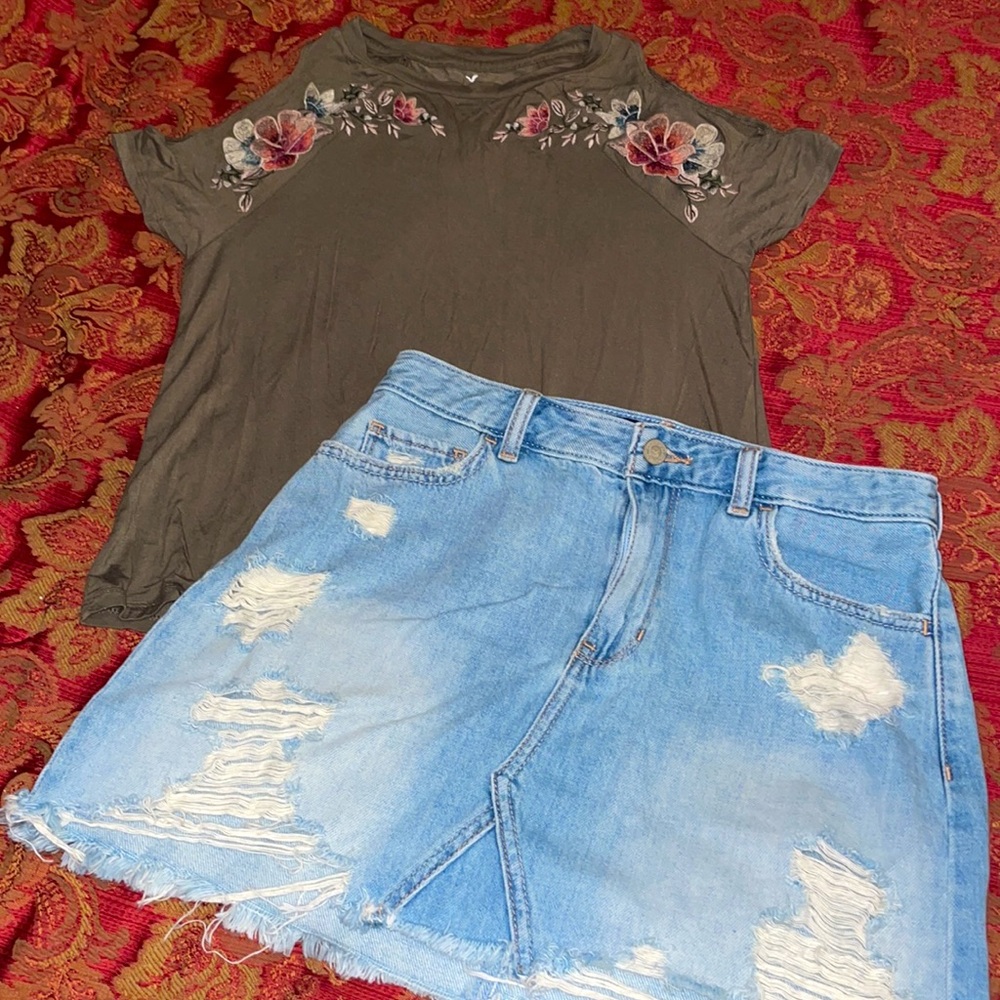 Hollister/ American Eagle Outfit - Skirt size 5 and shirt size XS